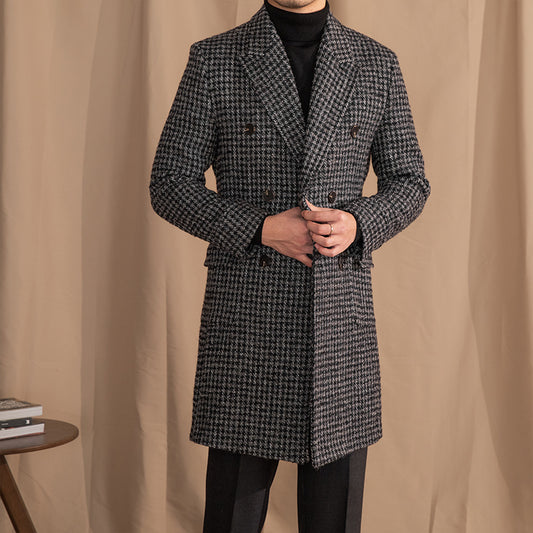 Manteau mi-long en laine à double boutonnage.