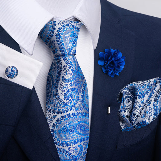 Ensemble cravate et pochette pour homme.