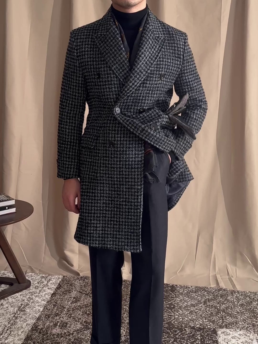 Manteau mi-long en laine à double boutonnage.