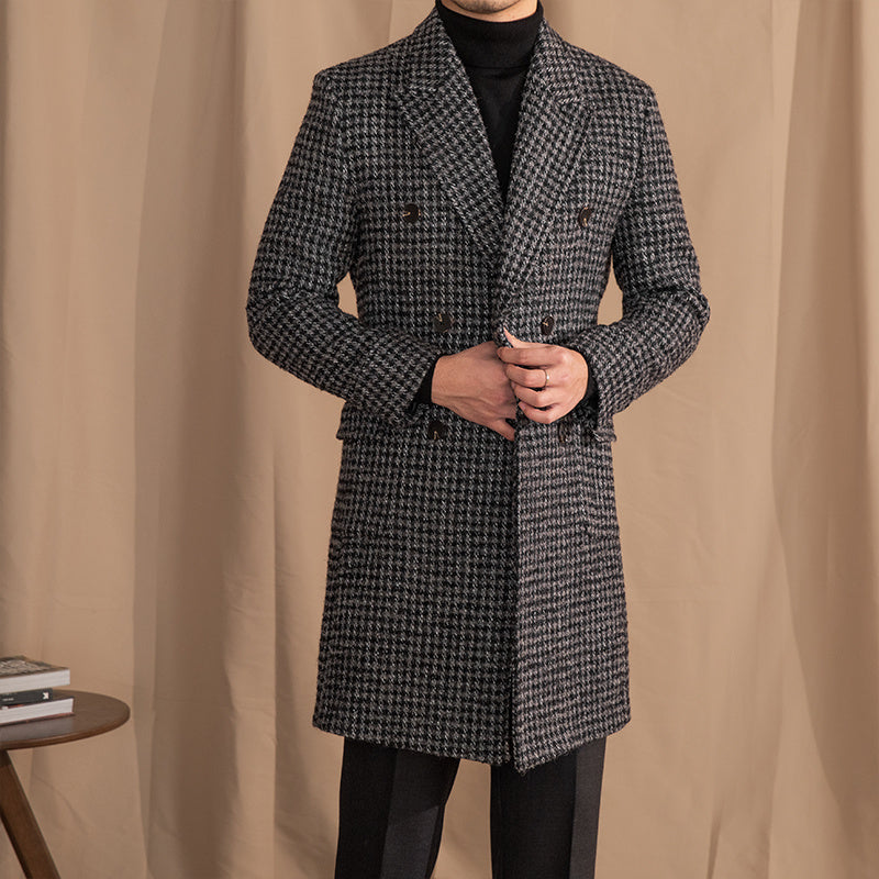 Manteau mi-long en laine à double boutonnage.