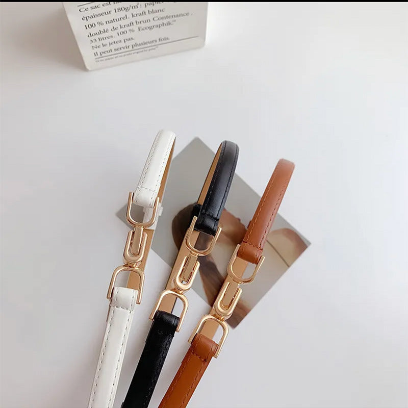 Une paire de boucles de ceinture pour femme, décoration raffinée, assortie à une robe