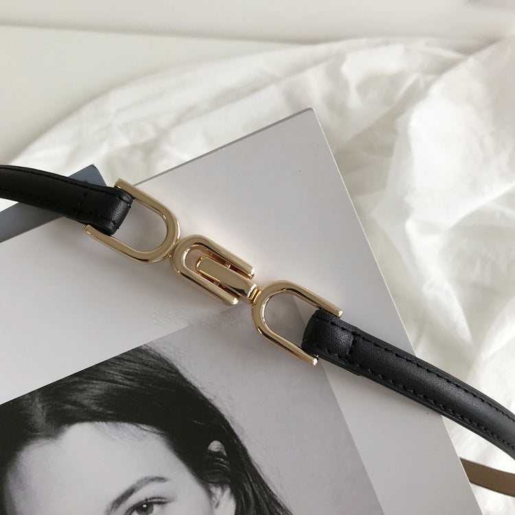 Une paire de boucles de ceinture pour femme, décoration raffinée, assortie à une robe