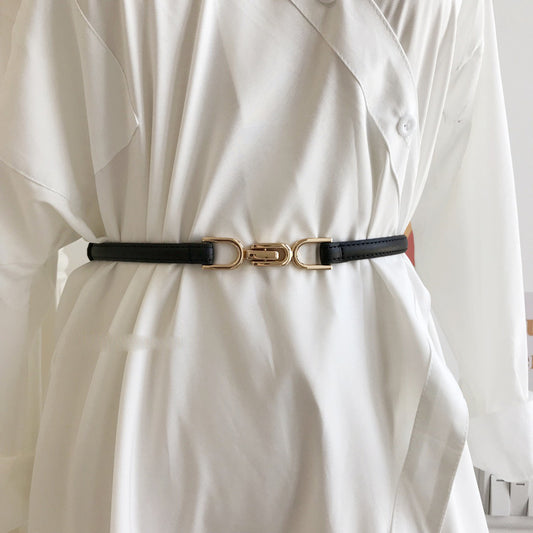 Une paire de boucles de ceinture pour femme, décoration raffinée, assortie à une robe