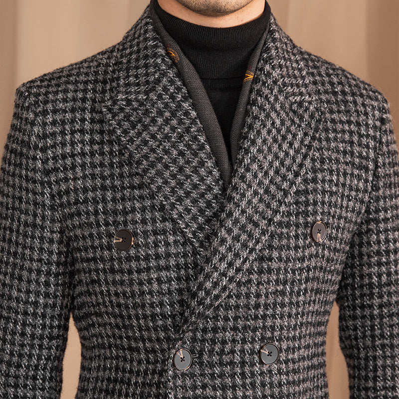 Manteau mi-long en laine à double boutonnage.