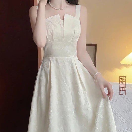 Robe de soirée à bretelles pour femme.