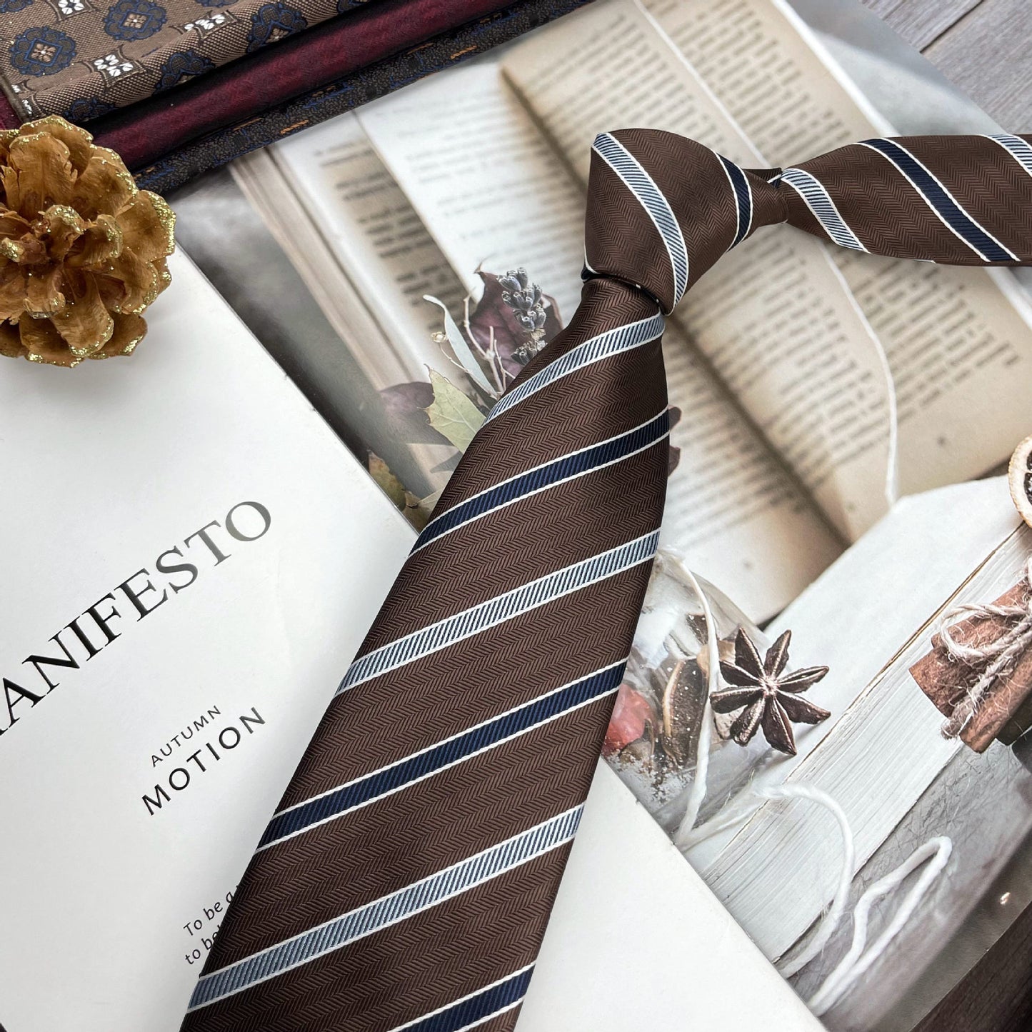 Cravate rétro à rayures.