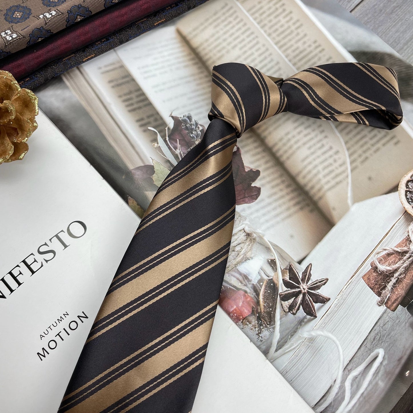 Cravate rétro à rayures.