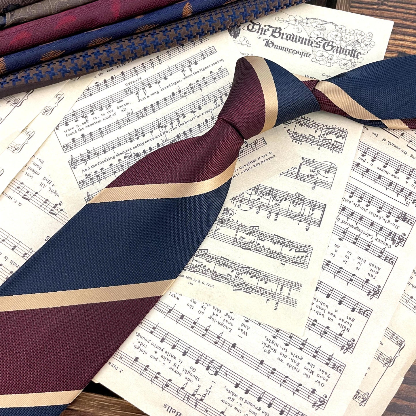 Cravate rétro à rayures.