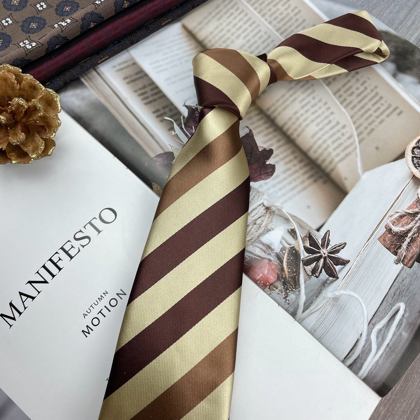 Cravate rétro à rayures.