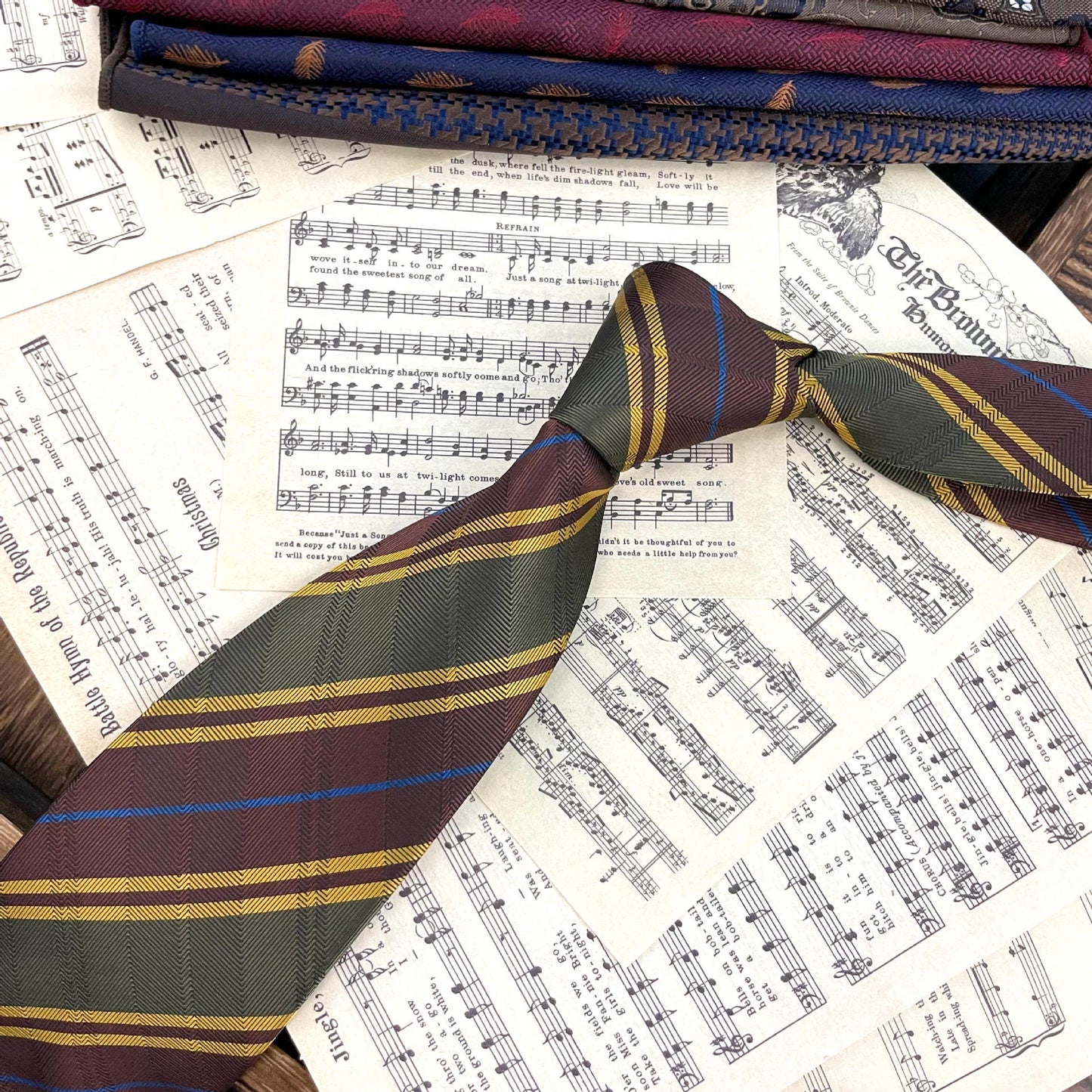 Cravate rétro à rayures.