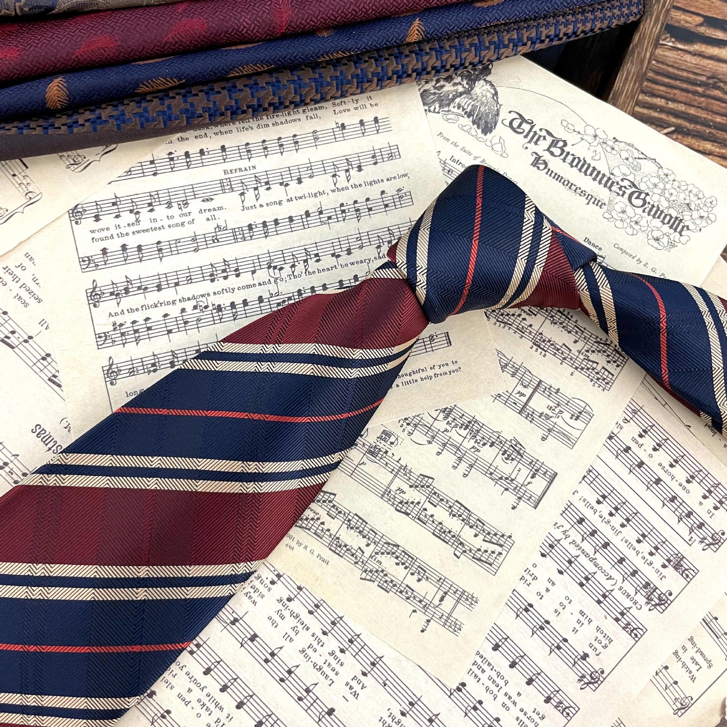 Cravate rétro à rayures.