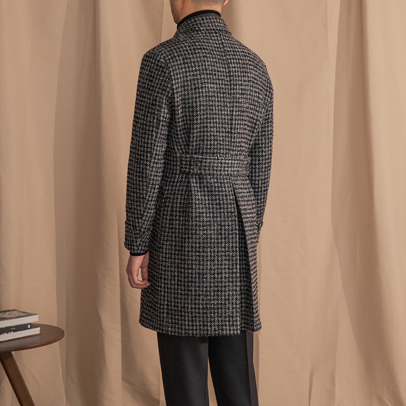 Manteau mi-long en laine à double boutonnage.