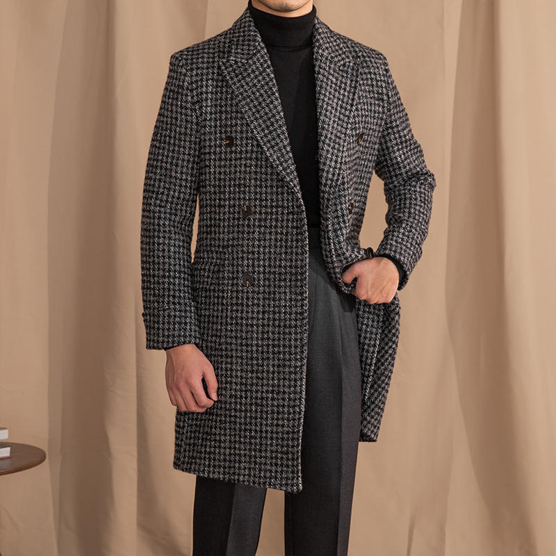 Manteau mi-long en laine à double boutonnage.