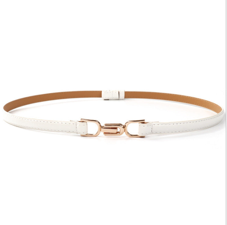 Une paire de boucles de ceinture pour femme, décoration raffinée, assortie à une robe