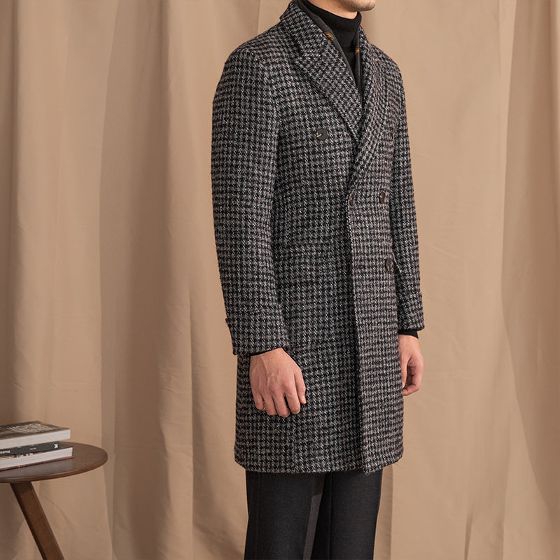 Manteau mi-long en laine à double boutonnage.